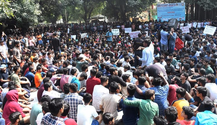 BHU : डेढ़ घण्टे की बातचीत बेनतीजा , रात में बाहरियों की नो एंट्री, कैंपस में वाईफाई बंद, फोर्स बुलाई गई