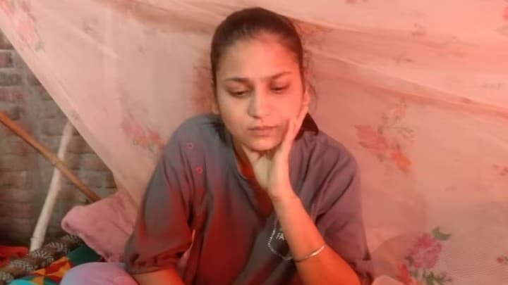 UP News: प्रेमी की तलाश में दुबई से यूपी पहुंची प्रेमिका, 4 दिनों से दरवाजे पर बैठी युवती, घर छोड़कर युवक फरार