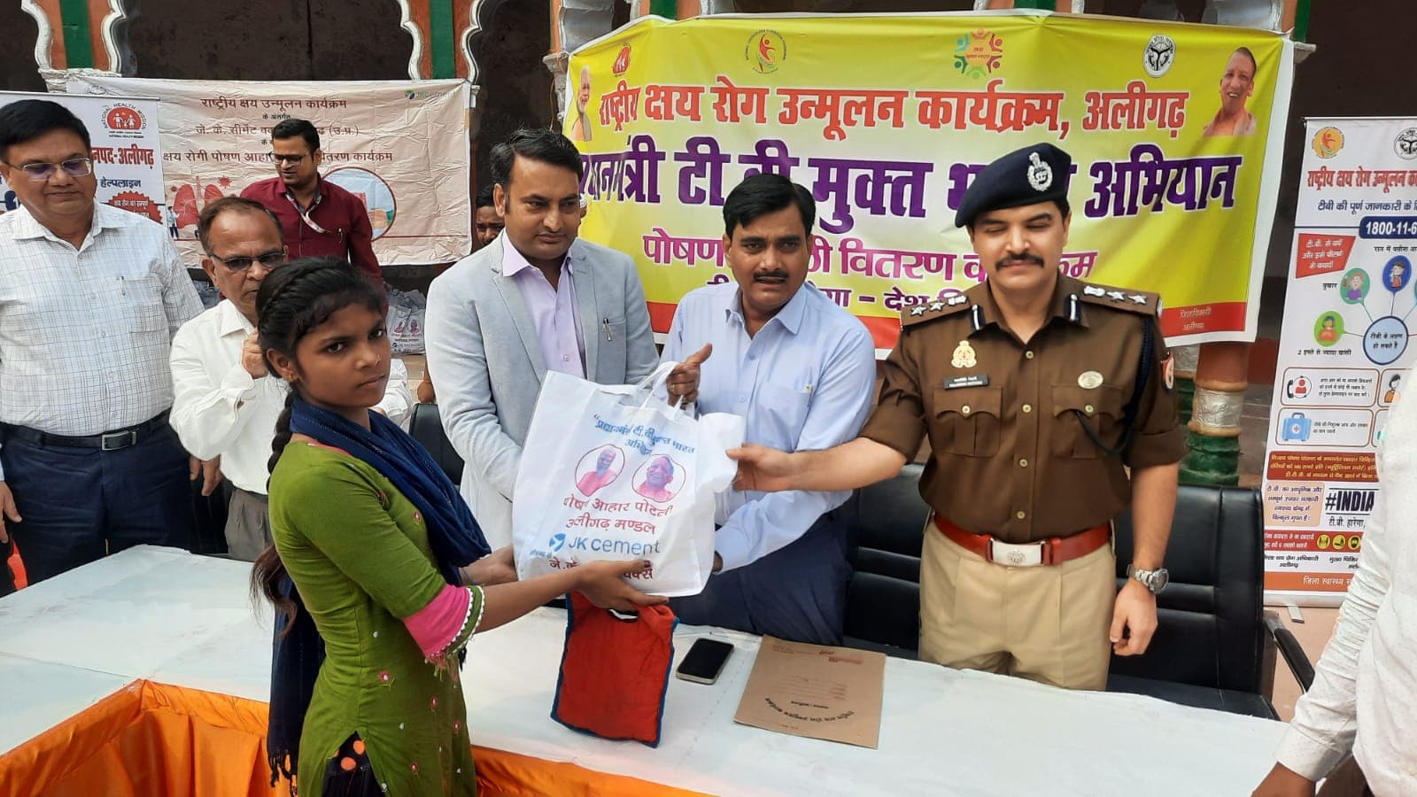 UP News : अलीगढ़  में बच्चों को लगवाए गए बीसीजी के टीका, टीबी की बीमारी रोकने के लिए मुहिम शुरू