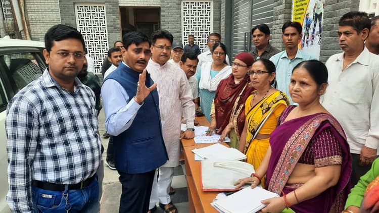 Aligarh : डीएम ने बूथों निरीक्षण कर बताया, मतदाता बनने के लिए करना हो क्या काम ?