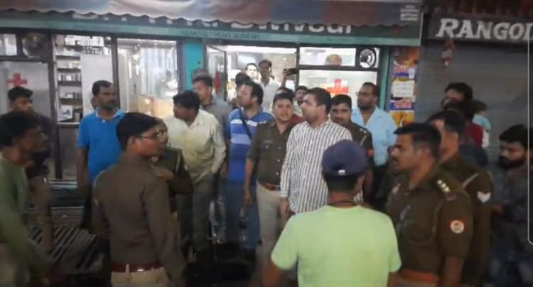 अलीगढ़: डॉक्टर की गैर मौजूदगी में कंपाउंडर ने मासूम को लगा दी हैवी डोज का इंजेक्शन, बच्चे की मौत