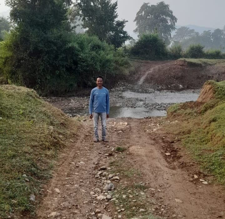 रांची : गोकुल नगर तक नहीं पहुंचता है एंबुलेंस, मरीजों को खटिया के सहारे मुख्य सड़क तक पहुंचाते हैं लोग