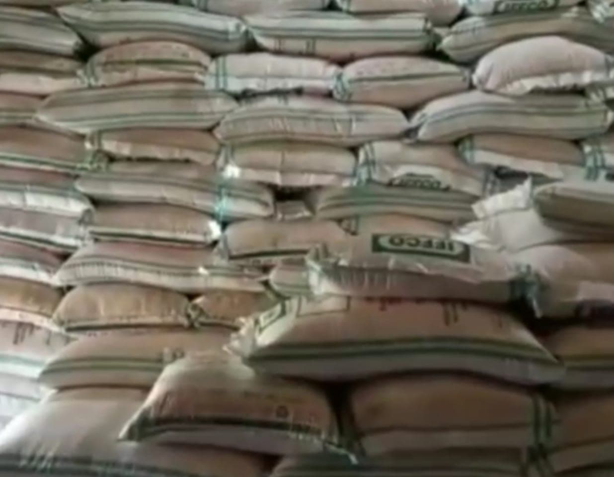 अलीगढ़ में खाद की ब्लैक मार्केटिंग और ओवर रेटिंग, प्रशासन शिकायत मिलते ही करेगा एक्शन