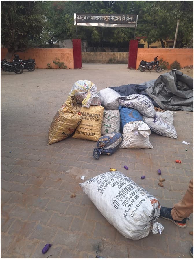 Aligarh : पुलिस ने 10 कुंतल अवैध पटाखा बरामद किया, पांच आरोपी फरार