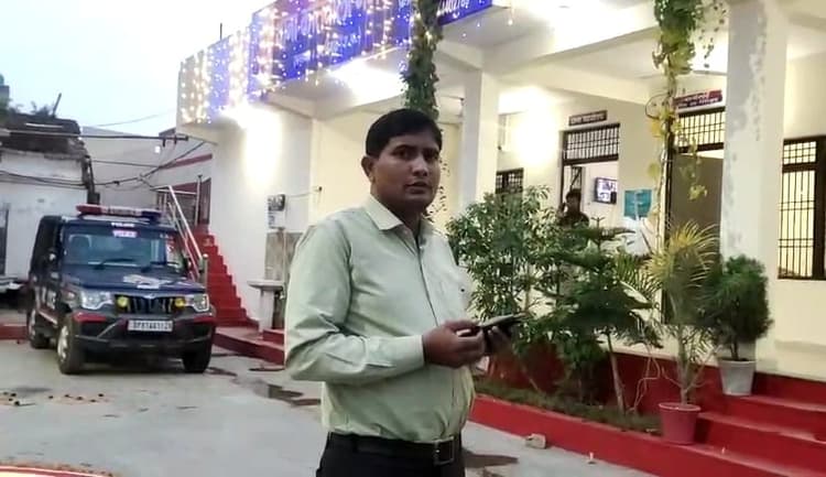 UP News: दो दिन में करोड़पति बना अलीगढ़ का युवक, बैंक अकाउंट देख परेशान हो गया मैनेजर, जानें पूरा मामला