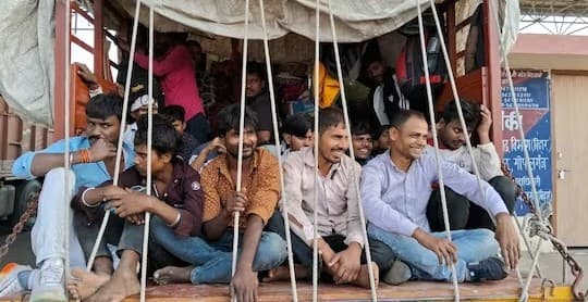Chhath Puja: बस, ट्रेन, फ्लाइट सब फुल, छठ में ट्रकों में भर-भर कर ऐसे बिहार आ रहे लोग