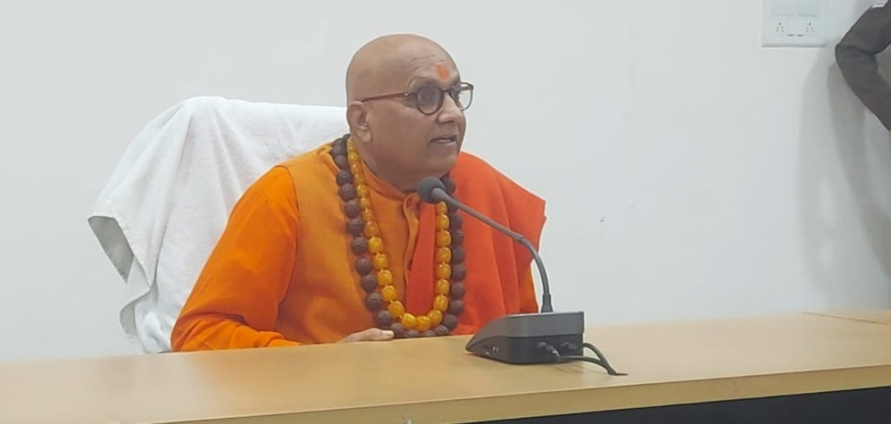 Aligarh : महामंडलेश्वर  प्रबोधानंद गिरी ने एएमयू को बताया आतंकवाद का अड्डा, बुलडोजर चढ़ाने की मांग