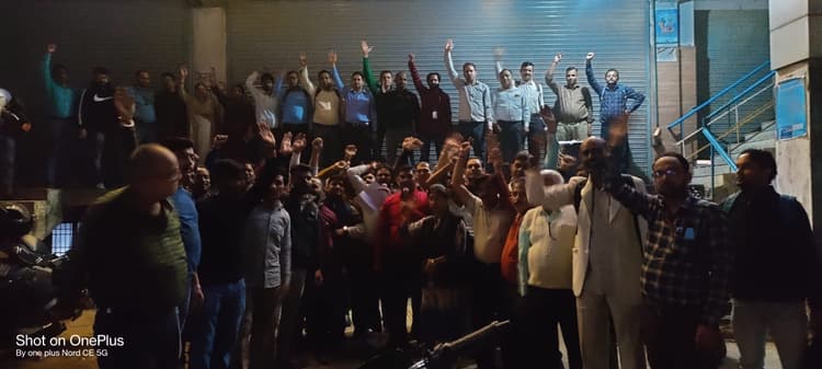 UP News : बैंक में भर्ती की मांग पर अड़े अलीगढ़ के बैंक कर्मियों ने आउटसोर्सिंग के विरोध में किया प्रदर्शन