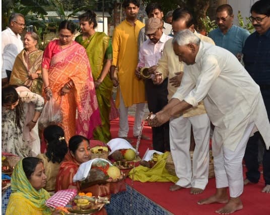 मुख्यमंत्री नीतीश कुमार ने अस्ताचलगामी भगवान सूर्य को दिया अर्घ्य, बिहार की तरक्की की कामना