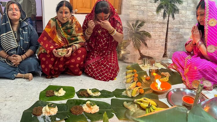 खरना संपन्न, 36 घंटे का निर्जला व्रत शुरू,  रवियोग व द्विपुष्कर योग में सोमवार को व्रती देंगे सांयकालीन अर्घ