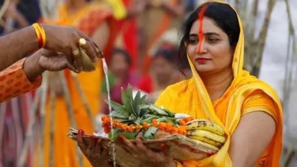 Chhath Puja 2023 Live: छठ घाट पर पहुंचे व्रती, अब उगते सूर्य को अर्घ्य देने का इंतजार, जानें कब होगा सूर्योदय