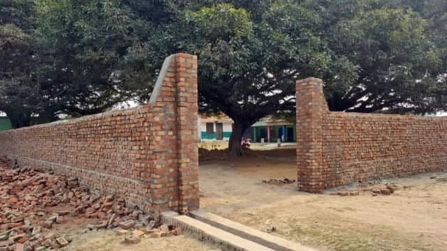 UP News: सरकारी स्कूल की चहारदीवारी बनवाने पर महिला शिक्षक निलंबित, विरोध में बच्चों ने किया क्लास का बहिष्कार