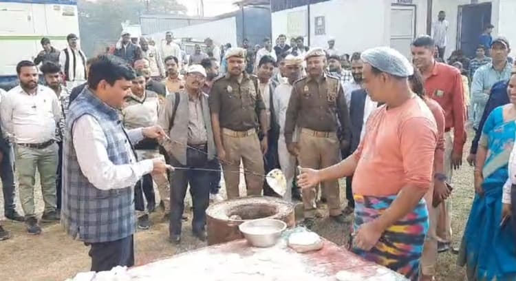 सामूहिक विवाह : अलीगढ़ में 700 जोड़ों ने शुरू की नई जिंदगी, 65 का निकाह, बारात के लिये DM ने सेकी रोटियां