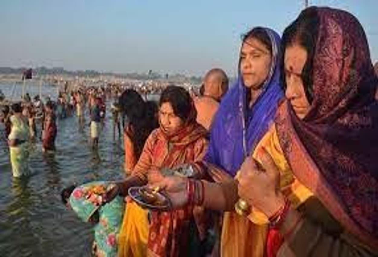 PHOTOS: प्रयागराज में कार्तिक पूर्णिमा पर लाखों श्रद्धालुओं ने लगाई गंगा-यमुना में डुबकी