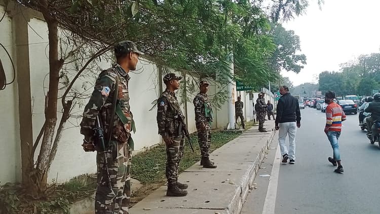 झारखंड : सीएम के प्रेस सलाहकार समेत 12 ठिकानों पर छापा, साहिबगंज डीसी के यहां से आठ लाख बरामद