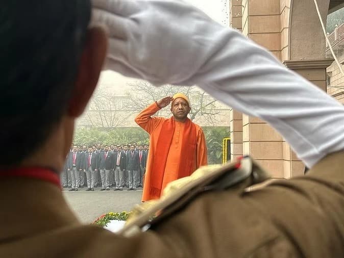 सीएम योगी ने अपने सरकारी आवास पर फहराया तिरंगा, बोले- आजादी के लड़ाई में स्वतंत्रता सेनानियों का योगदान