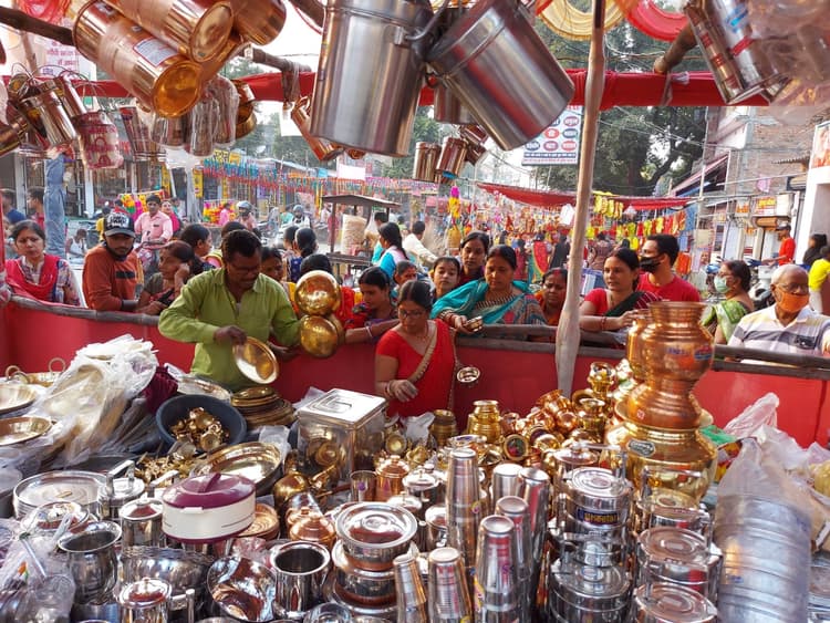 बाबा नगरी में आज बरसेगा धन, पौने तीन सौ करोड़ के कारोबार का अनुमान