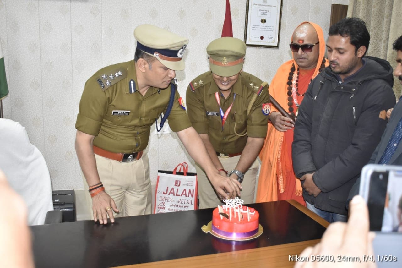 जब जन्मदिन पर जूनियर को सीनियर अधिकारी ने दी सरप्राइज पार्टी, नम हो गई बर्थडे ब्वॉय की आंखें