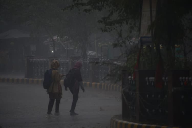 Weather Updates: दिल्ली में फिर बदलेगा मौसम का मिजाज, आज रात हो सकती है झमाझम बारिश
