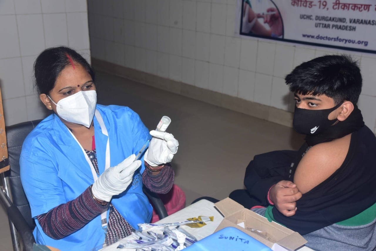 12-14 साल तक के बच्चों के वैक्सीनेशन का पहला दिन, ढाई लाख से अधिक को मिली वैक्सीन की पहली डोज