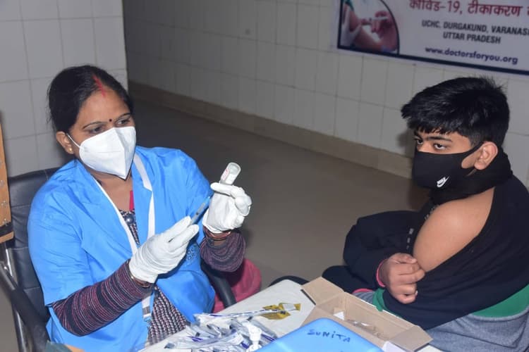 12-14 साल तक के बच्चों के वैक्सीनेशन का पहला दिन, ढाई लाख से अधिक को मिली वैक्सीन की पहली डोज