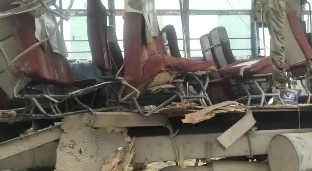 मध्य प्रदेश में भीषण सड़का हादसा, अनियंत्रित होकर पलटी बस, हादसे में एक नाबालिग समेत 3 लोगों की मौत