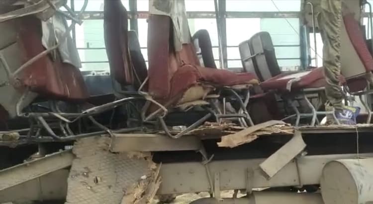 मध्य प्रदेश में भीषण सड़का हादसा, अनियंत्रित होकर पलटी बस, हादसे में एक नाबालिग समेत 3 लोगों की मौत