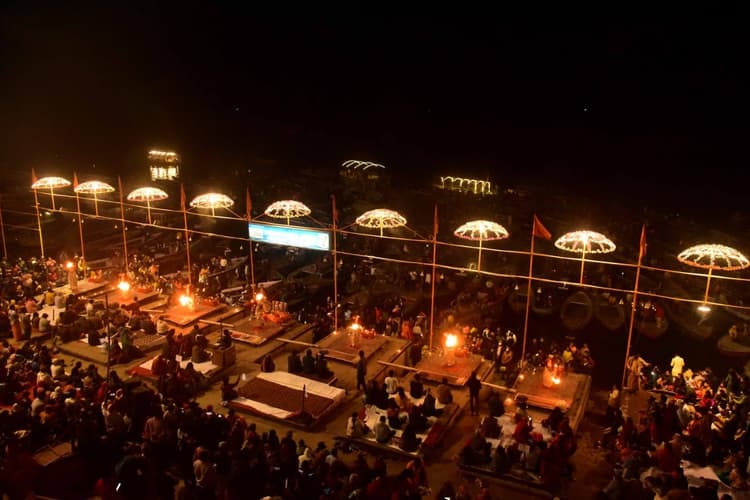 Varanasi News: एक महीने बाद पुराने स्वरूप में हुई मां गंगा की आरती, देखें तसवीरें