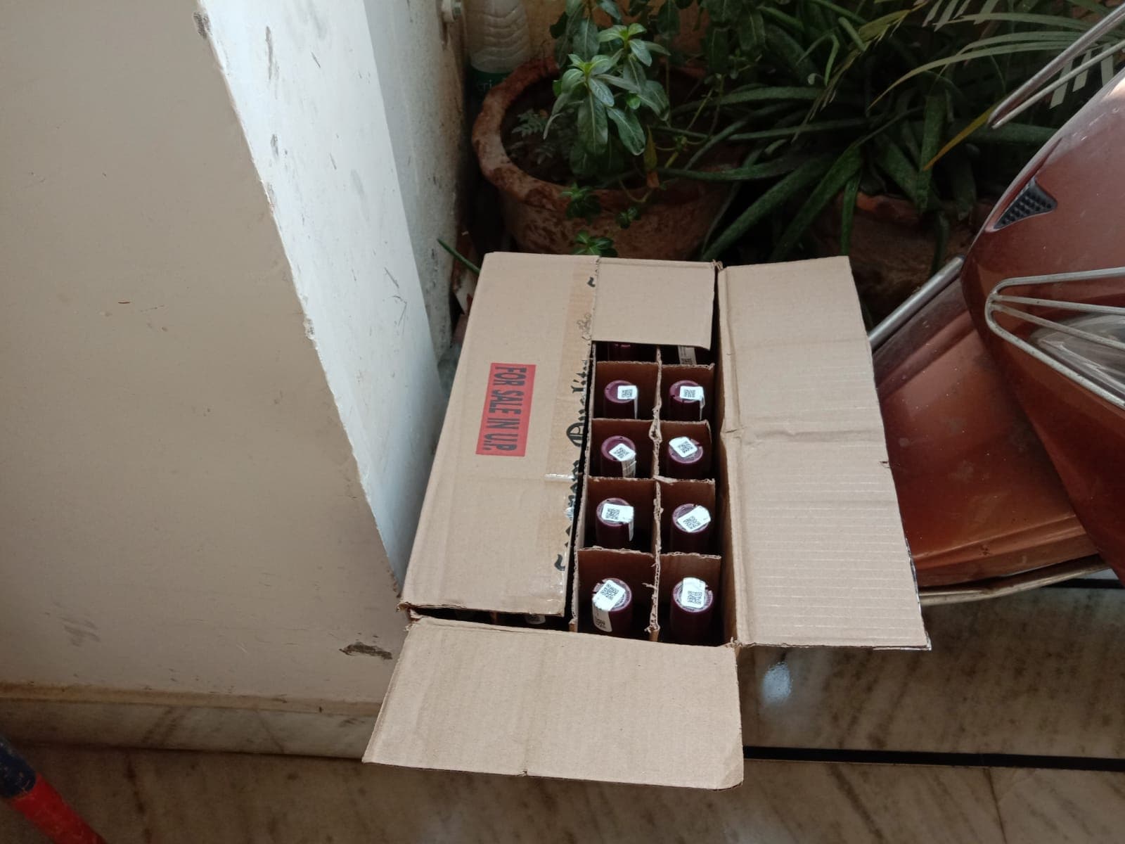 देवघर : लावारिस वाहन से 30 कार्टून अवैध शराब बरामद, दो नंबर प्लेट भी मिले