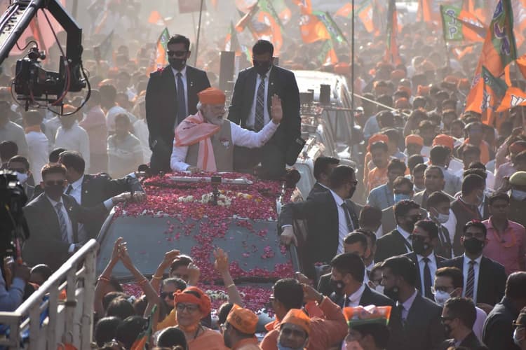 Varanasi News: प्रधानमंत्री नरेंद्र मोदी की भगवा टोपी चर्चा में, जानिए क्या हैं सियासी मायने