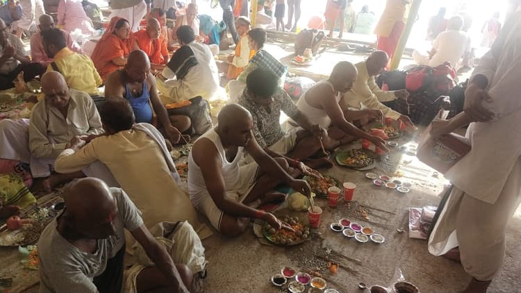 गया में पितरों को मोक्ष दिलाने बड़ी संख्या में पहुंचे पिंडदानी, जानें खरमास में श्राद्ध करने का महत्व