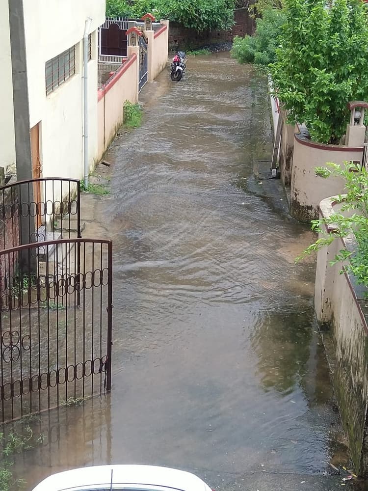 Ranchi: बारिश में नाले में तब्दील हो जाता है रमण लेन, सुध नहीं ले रहे पार्षद