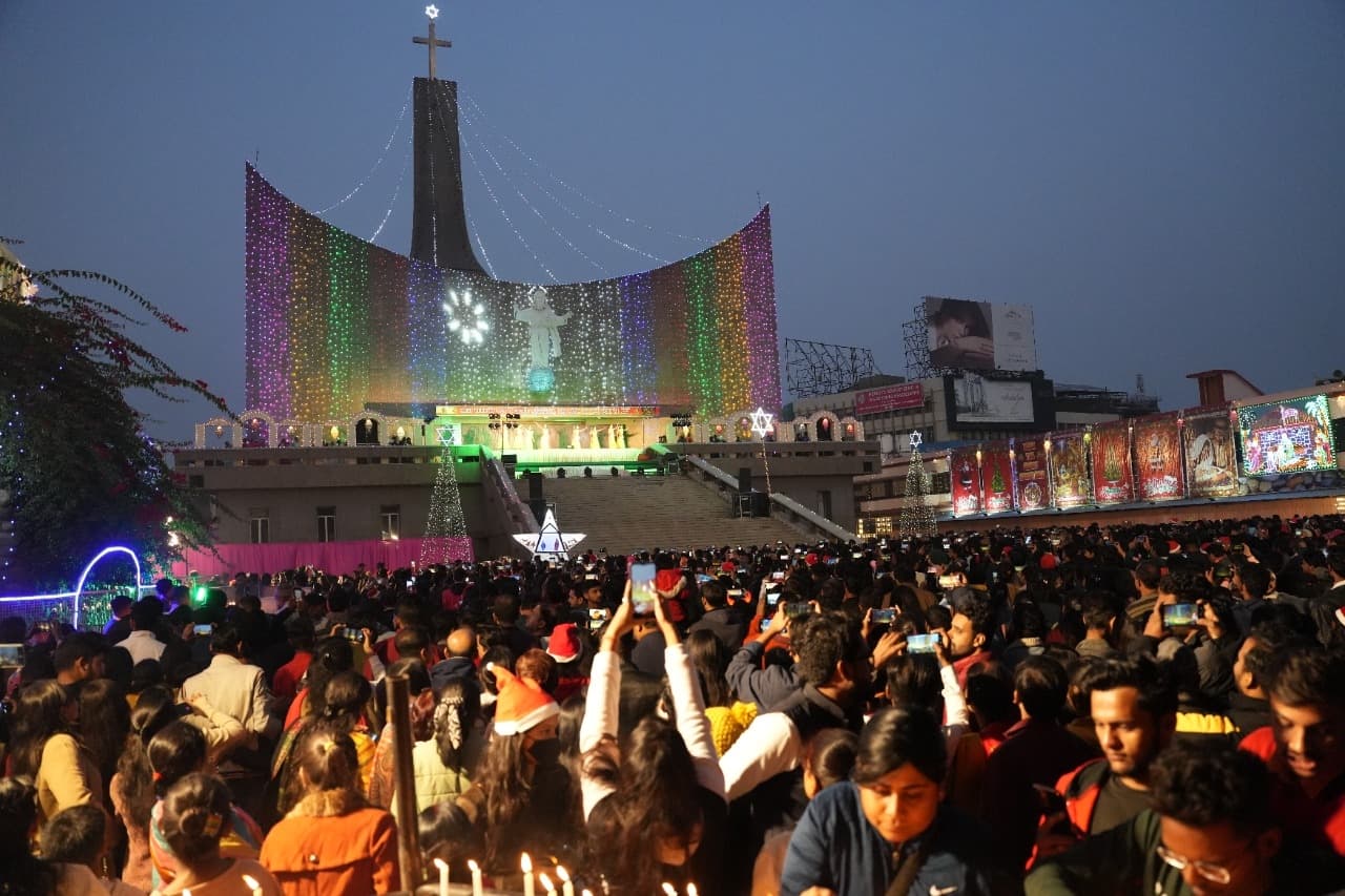 UP Christmas 2022: लखनऊ में धूमधाम से मनाया गया क्रिसमस का त्योहार, चर्च में गूंजी जिंगल बेल की धुन