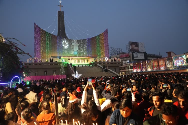 UP Christmas 2022: लखनऊ में धूमधाम से मनाया गया क्रिसमस का त्योहार, चर्च में गूंजी जिंगल बेल की धुन