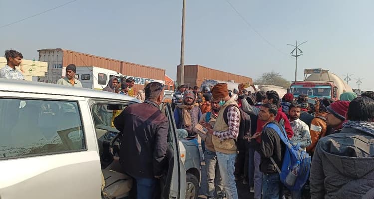 Agra News: स्कूल प्रशासन की लापरवाही के चलते नहीं हो पाया CTET का एग्जाम, परीक्षार्थियों ने NH-92 को किया जाम