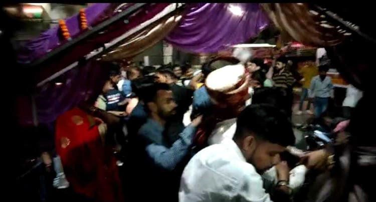 गाना ' परफ्यूम लगावे चुन्नी में ' ने कराया बवाल, डीजे पर चले लात-घूंसे,दूल्हे को गोद में लेकर भागते दिखे बराती