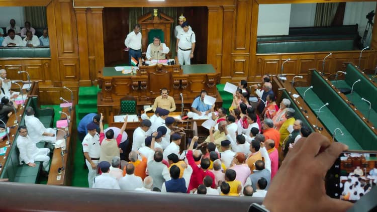 बिहार विधानसभा शुरू होते ही विधायकों का जबरदस्त हंगामा, मार्शल ने भाजपा विधायक को सदन से बाहर निकाला