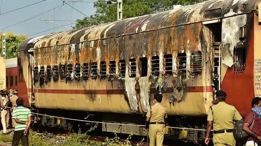 ट्रेन में गैस सिलेंडर, पेट्रोल, एसिड, केरोसिन, पटाखे ले जाना है अपराध, जानें क्या हो सकती सजा