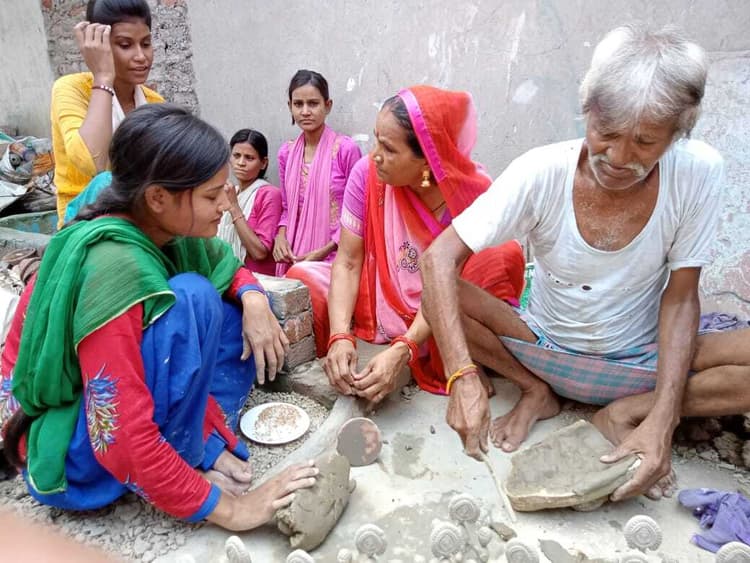 Ganesh Chaturthi : पांच दाल, गेहूं- चावल  से बन रहे इको फ्रेंडली गणेश, कारीगरों की कलाकारी देख ठहर जा रही नजर