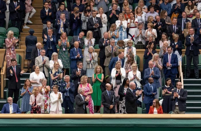 Wimbledon देखने पहुंचीं कोरोना वैक्सीन बनाने वाली महिला वैज्ञानिक तो खिलाड़ियों को भूले लोग, स्टेडिमय में दिखा अनोखा नजारा, वायरल हुआ वीडियो