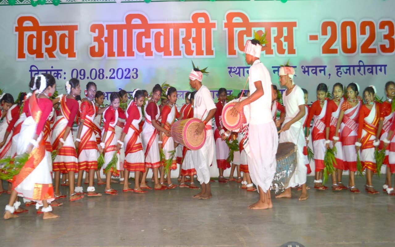 PHOTOS: विश्व आदिवासी दिवस की हजारीबाग, लातेहार व गिरिडीह में भी धूम, जमकर थिरकी युवतियां