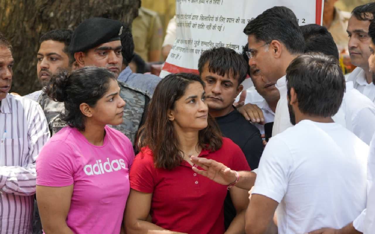 Wrestlers Protest: पहलवानों से मिलने पहुंचे सचिन पायलट, कहा- जायज मांगें पूरी हों, निष्पक्ष जांच हो Wrestlers Protest: पहलवानों से मिलने पहुंचे सचिन पायलट, कहा- जायज मांगें पूरी हों, निष्पक्ष जांच हो