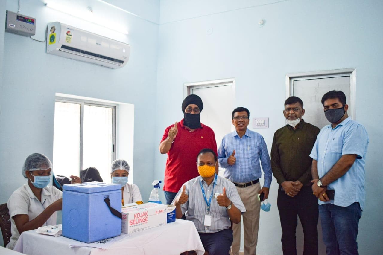 Corona Vaccination In Ranchi : XISS व एलुमनी एसोसिएशन ऑफ XISS का कोरोना टीकाकरण शिविर,166 लोगों ने ली वैक्सीन