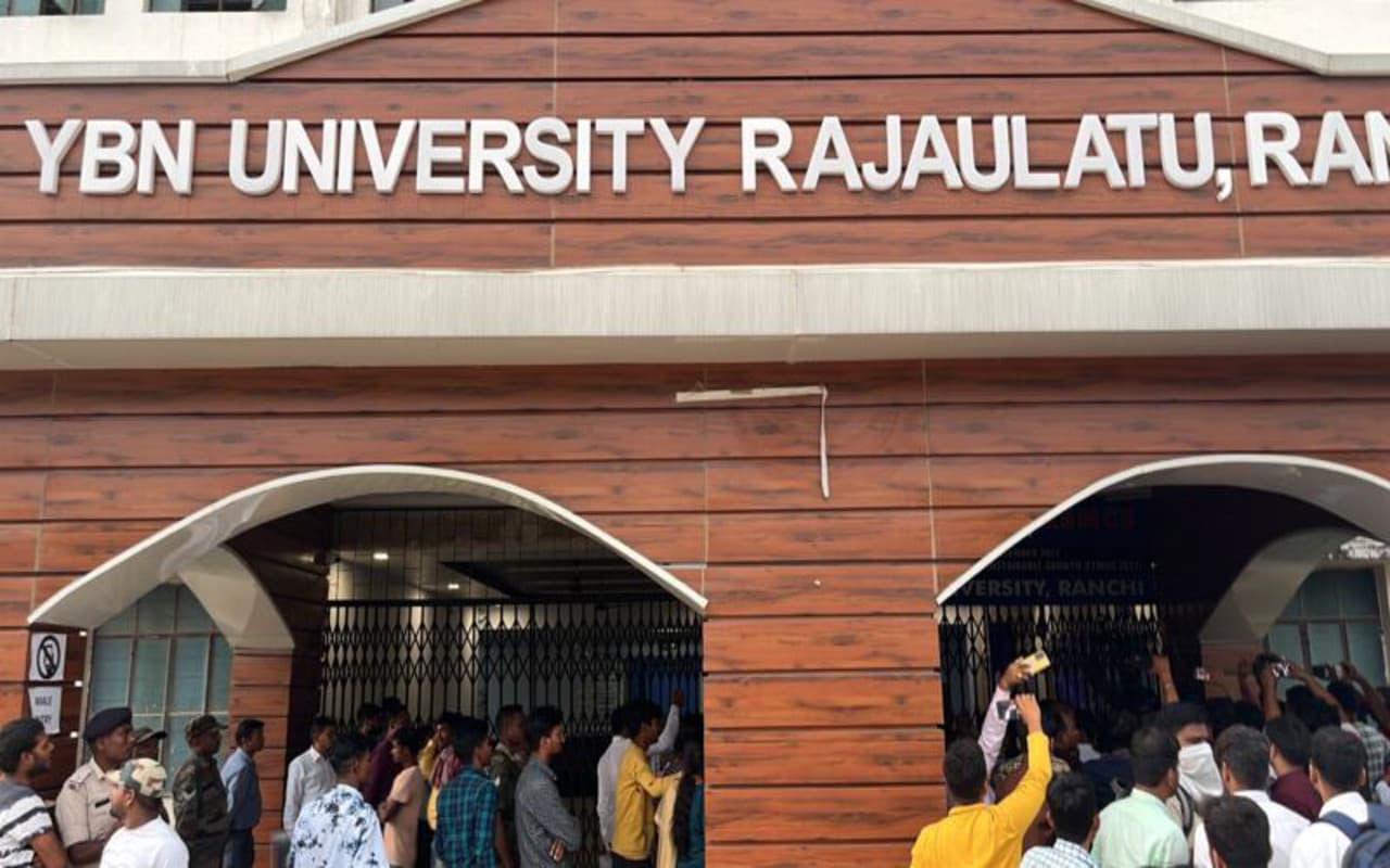 झारखंड : रांची के वाईबीएन यूनिवर्सिटी में फार्मेसी की परीक्षा दे रहे एक परीक्षार्थी चोरी करते पकड़ाया