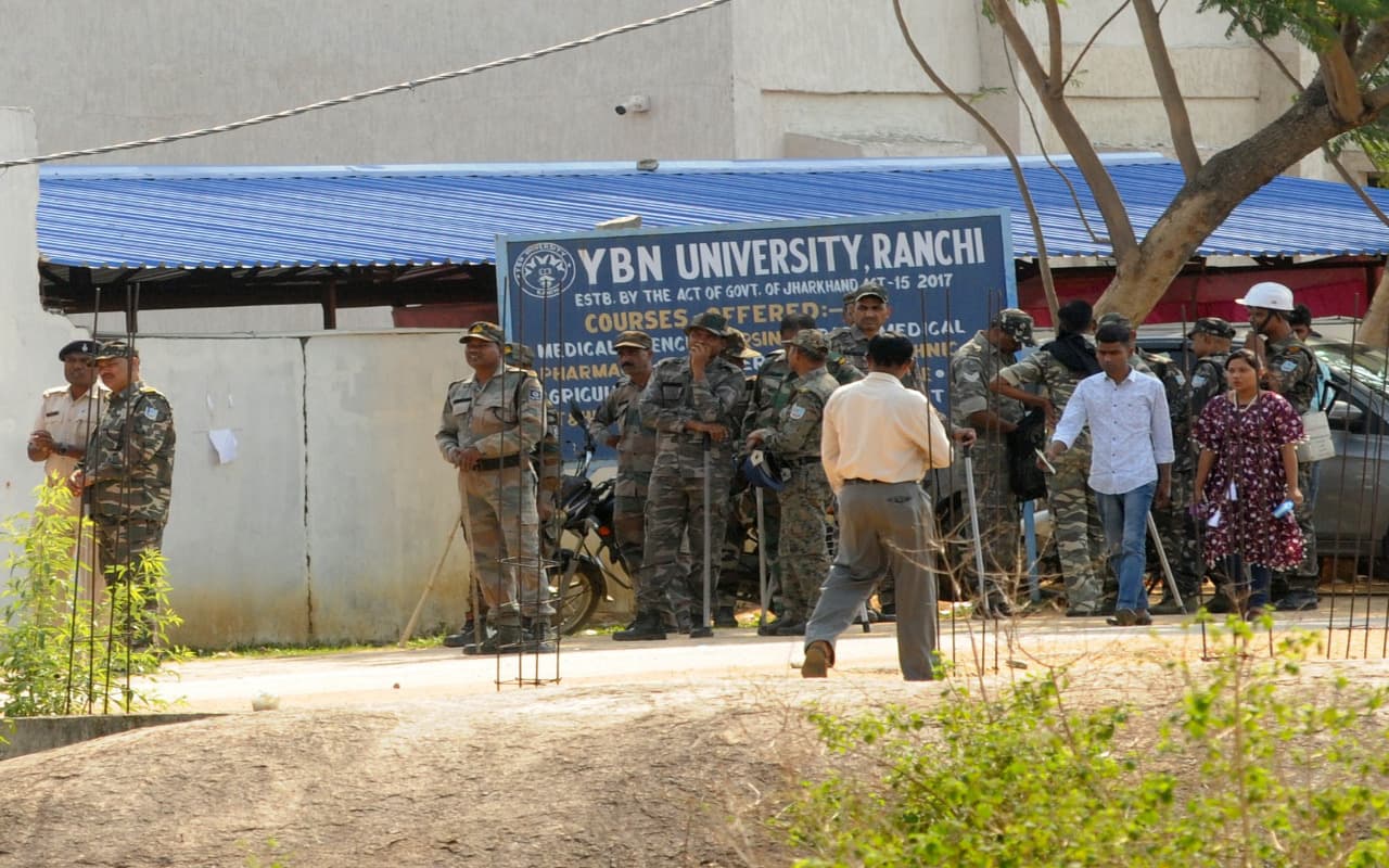झारखंड : रांची के वाईबीएन यूनिवर्सिटी में हंगामा और पथराव मामले में 13 परीक्षार्थी गये जेल, पढ़ें पूरी खबर झारखंड : रांची के वाईबीएन यूनिवर्सिटी में हंगामा और पथराव मामले में 13 परीक्षार्थी गये जेल, पढ़ें पूरी खबर