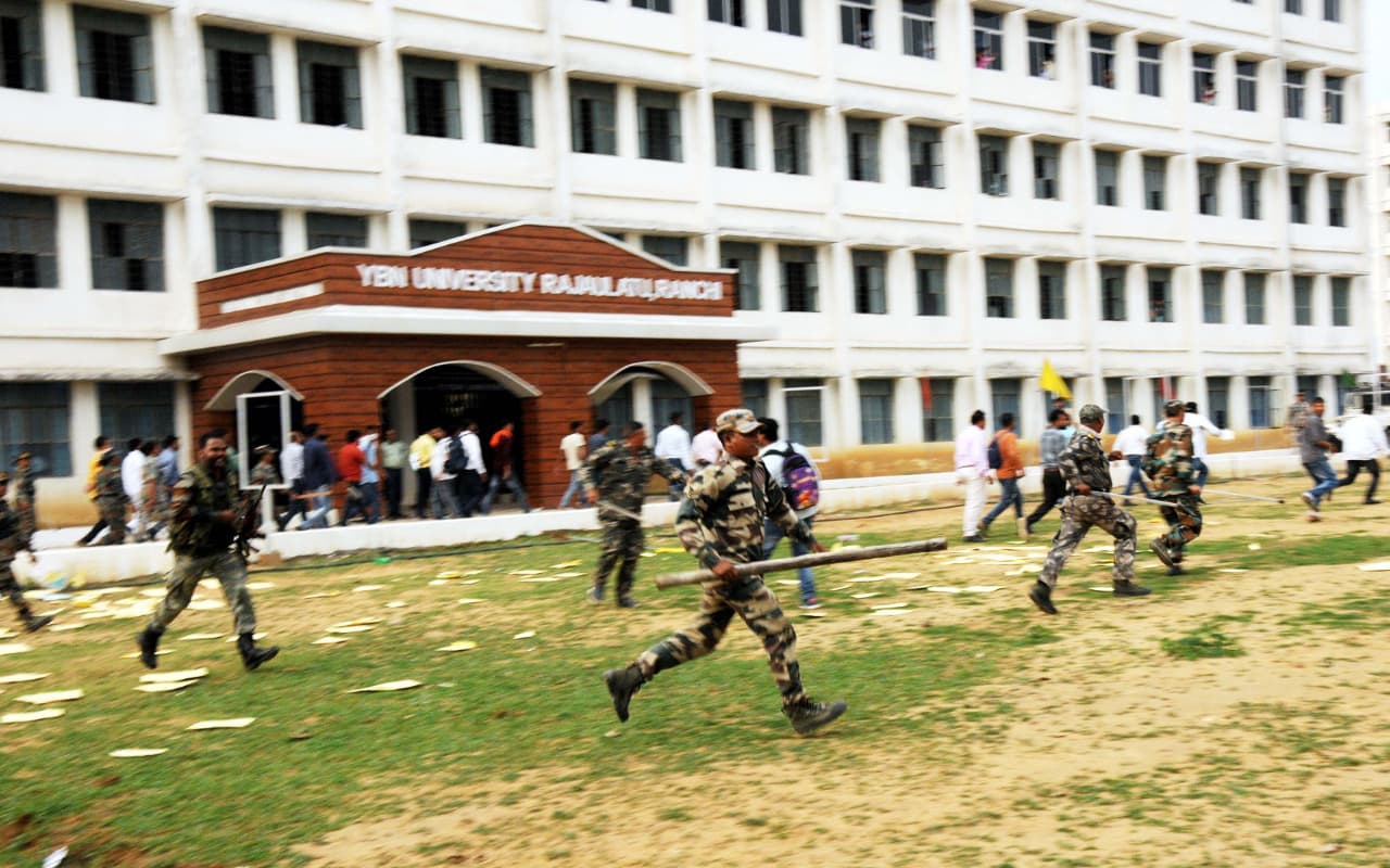 रांची : वाईबीएन यूनिवर्सिटी में परीक्षार्थियों का हंगामा, तोड़फोड़ व पत्थरबाजी के बाद पुलिस ने बरसाई लाठियां