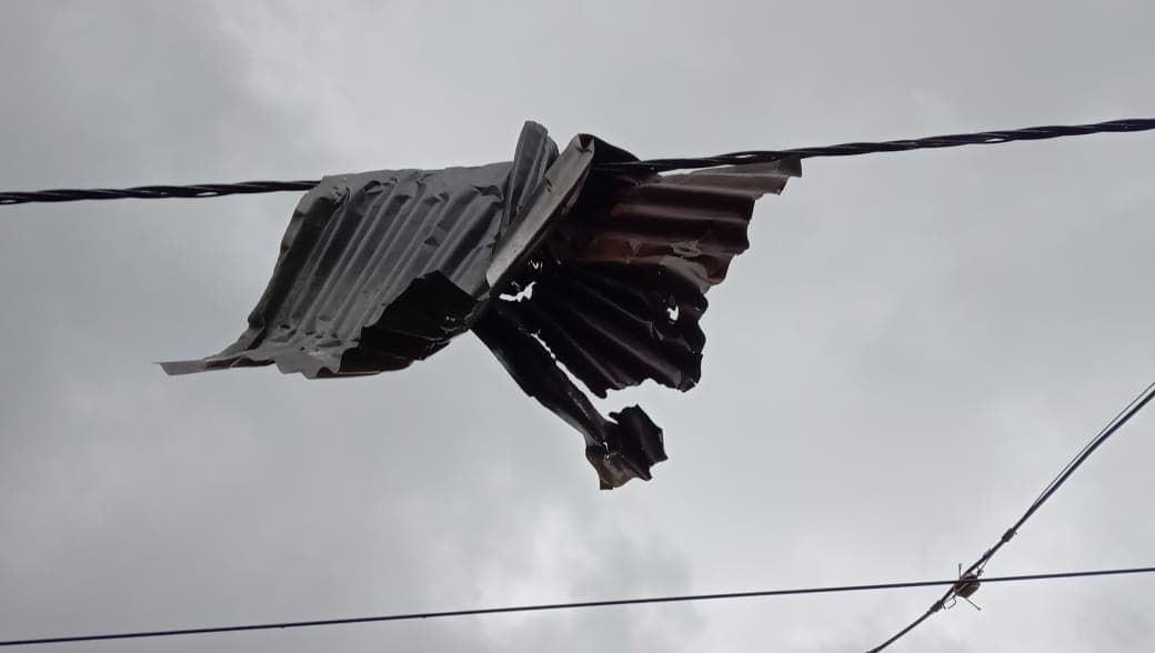 मुजफ्फरपुर में रेलवे तार की चपेट में आया सरकारी एसी बस, बाल-बाल बचे यात्री...