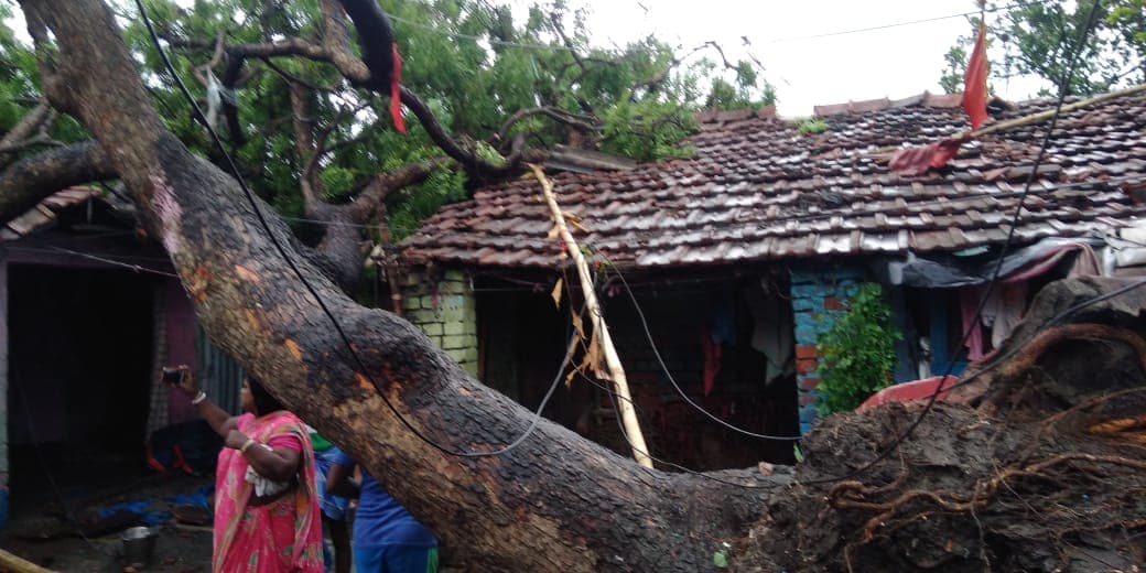 Yaas Cyclone Update: उत्तर 24 परगना और हुगली में यश से पहले बवंडर ने ली 2 की जान, 80 से ज्यादा मकान क्षतिग्रस्त Yaas Cyclone Update: उत्तर 24 परगना और हुगली में यश से पहले बवंडर ने ली 2 की जान, 80 से ज्यादा मकान क्षतिग्रस्त