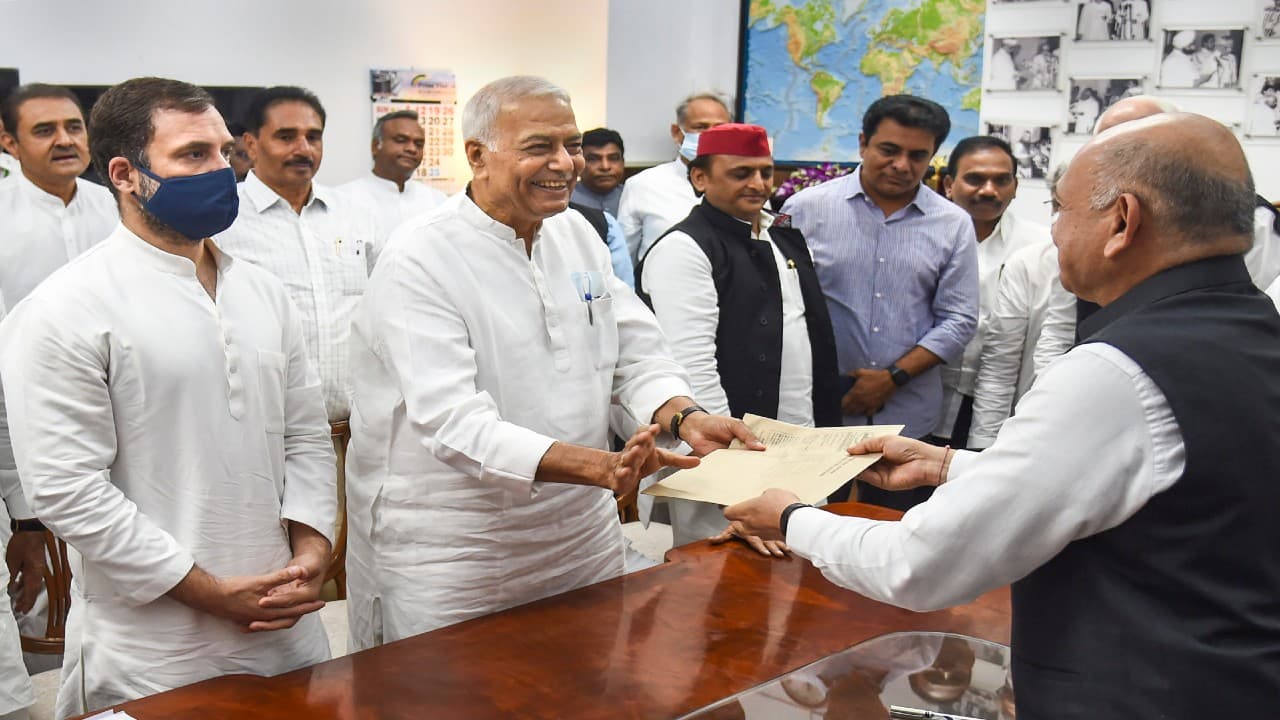 यशवंत सिन्हा ने द्रौपदी मुर्मू को दी चुनौती, बोले - रबर स्टाम्प राष्ट्रपति नहीं बनने का लें संकल्प