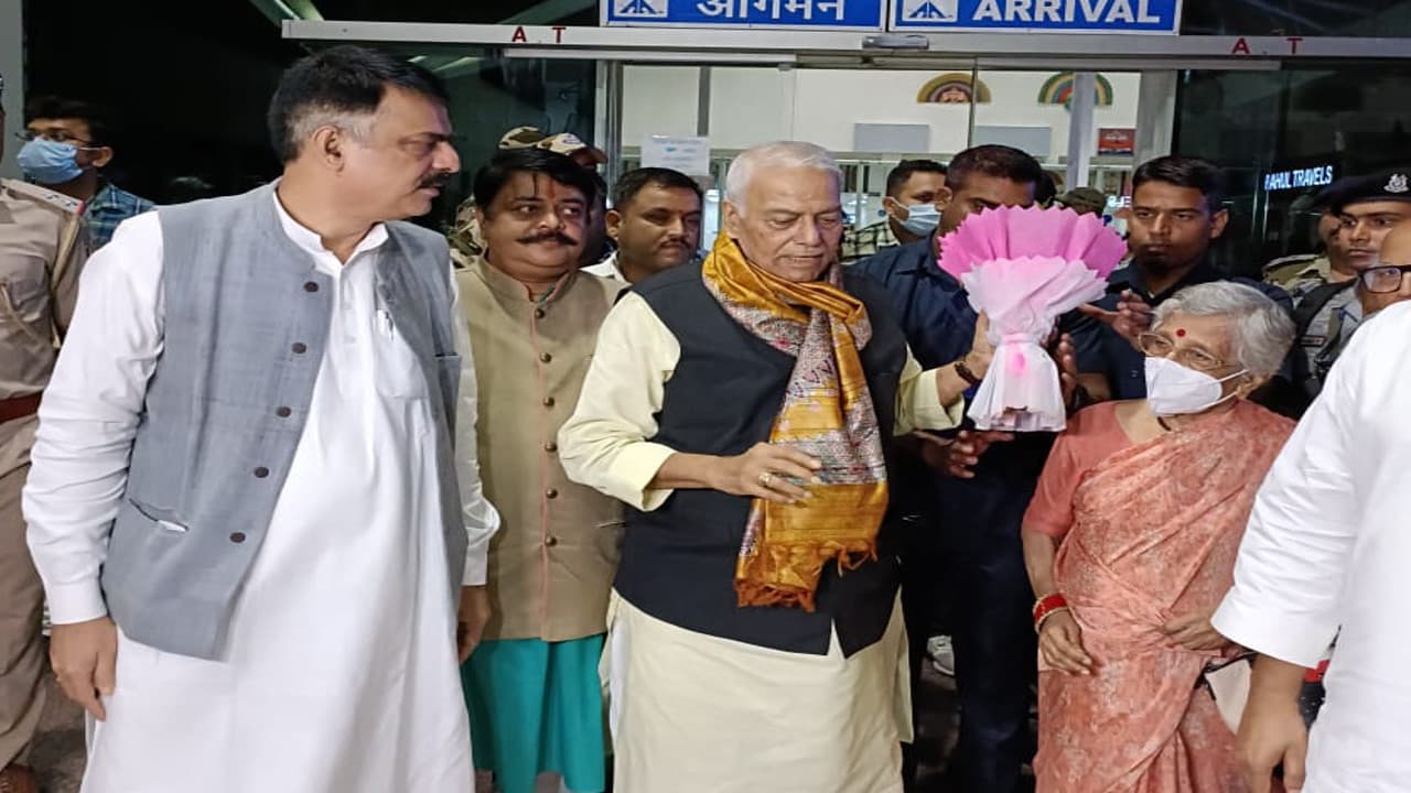 Presidential Election: UPA प्रत्याशी यशवंत सिन्हा पहुंचे रांची, रविवार को पार्टी नेताओं से करेंगे मुलाकात Presidential Election: UPA प्रत्याशी यशवंत सिन्हा पहुंचे रांची, रविवार को पार्टी नेताओं से करेंगे मुलाकात